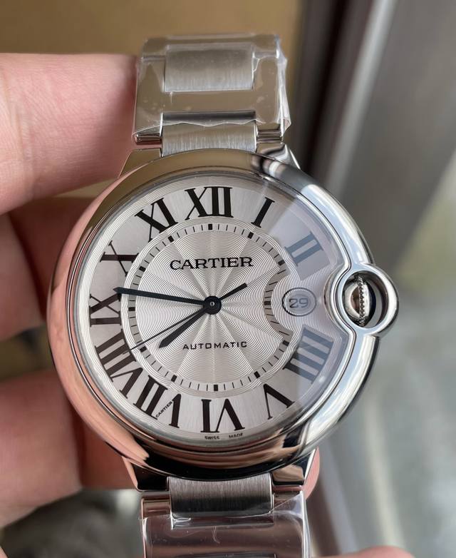 卡地亚蓝气球系列热门机械全自动男表 42.1毫米超大号表盘 白色太阳纹盘面 黑色经典古罗马刻度 淬火烤蓝剑型指针 带日历显示 尖晶石蓝宝石把头 鱼眼蓝宝石镜面