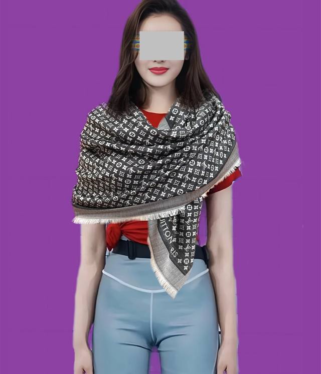 New Lv monogram pattern. This shawl mixes silk and wool for a soft and warm tex