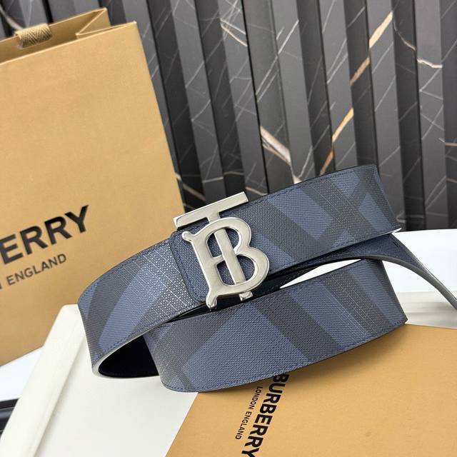 Italian leather belt in a versatile two-tone design. The plaque buckle is decor