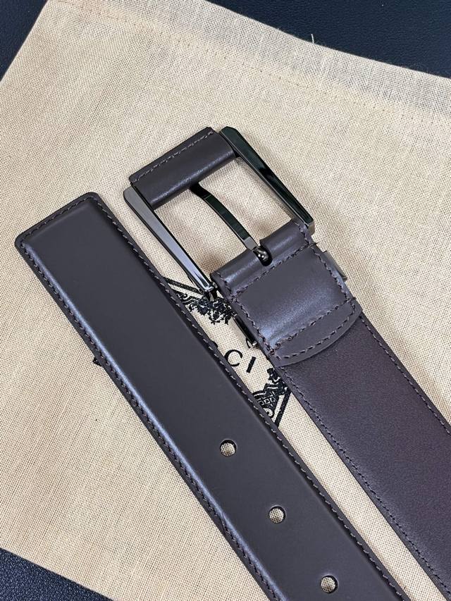 New for the season, this neutral-toned belt perfectly combines refined cowhide