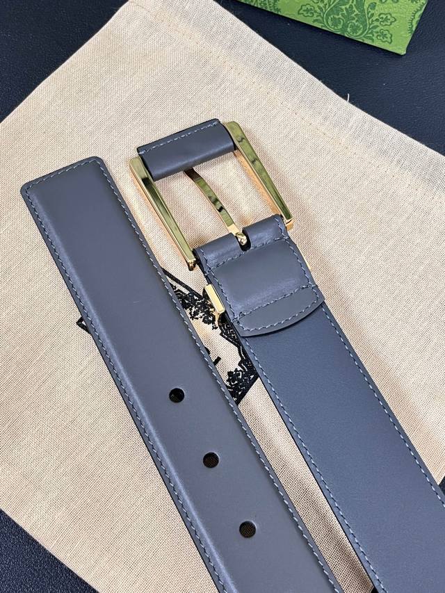 New for the season, this neutral-toned belt perfectly combines refined cowhide