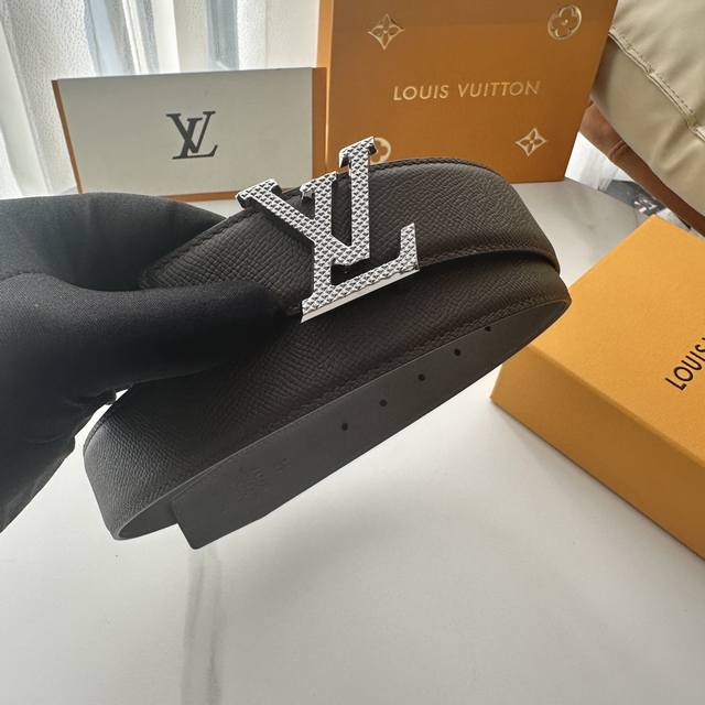 Original packaging L0Uis Vuitt0N This season's new belt is 35mm wide and featur