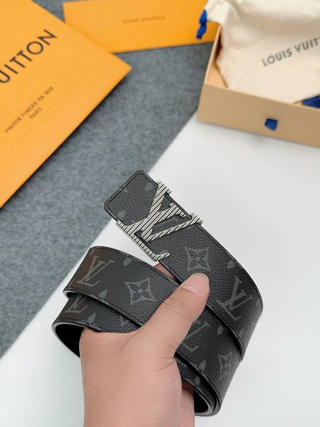 L0Uis Vuitt0N 40mm wide, with a fine steel buckle, the perfect match for busines