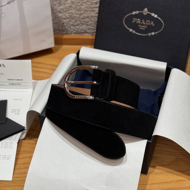 Pujia New Suede BeltThis soft suede leather belt combines smooth lines with arti