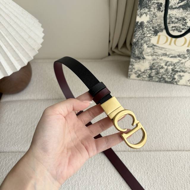 Dior's new belt features black grained calfskin on one side and burgundy smooth