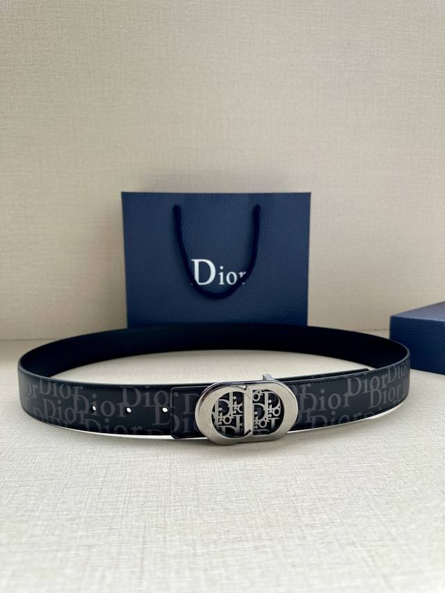 This 35mm reversible belt combines elegance with modern style. It features a rev