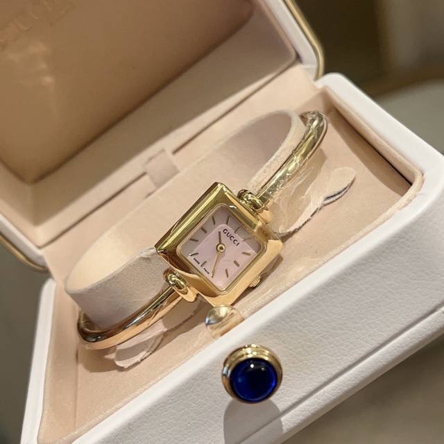 白 金420Gucci 古驰贝母盘方盘手镯表，小方糖贝母盘方盘手镯表 Gucci 这款手镯表，真的上手太绝了！优雅耐看高级，方矩盘设计，手镯感简约高级。彩贝盘太