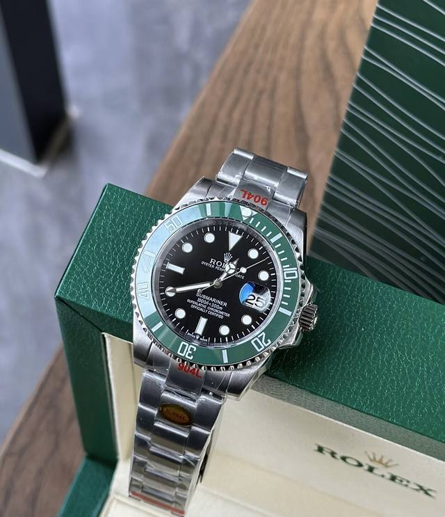 绿水鬼 黑表盘 是劳力士的一款著名潜水表，官方名称为 “Submariner Date 116610Lv”。其最显著的特点是深绿色的表盘和表圈，通常被称为“绿水