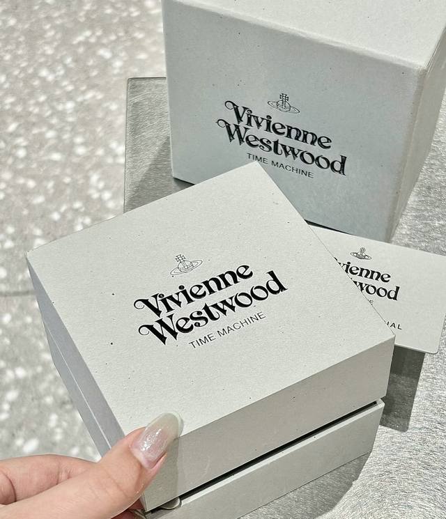 西太后碎冰蓝太好看惹！！ 心心念念等了半个月的碎冰蓝，真的吼吼看！激情褪去拿到手还是很喜欢 刚考完试就拿到了也算是毕业礼物啦！！ #西太后手表 #Vivienn