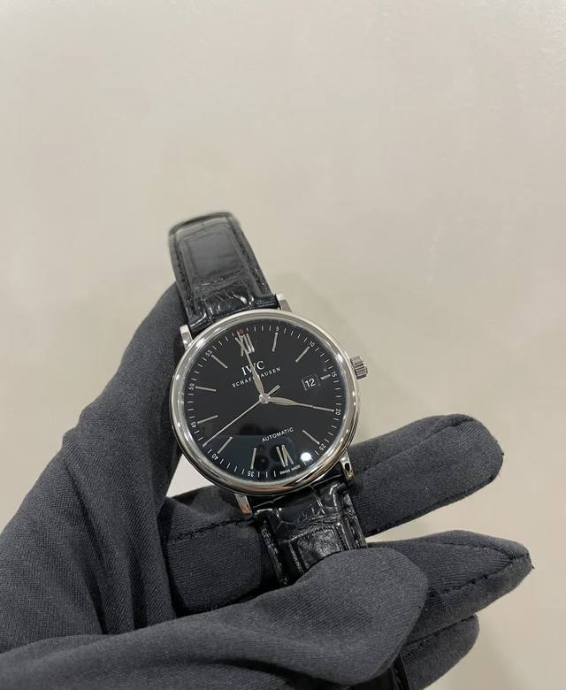 Iwc万国表柏涛菲诺系列Iw356502腕表颇具魅力。 Iwc万国表作为享誉全球的制表品牌，以精湛工艺和高端品质著称。柏涛菲诺系列则以其简约优雅的风格受到众多钟
