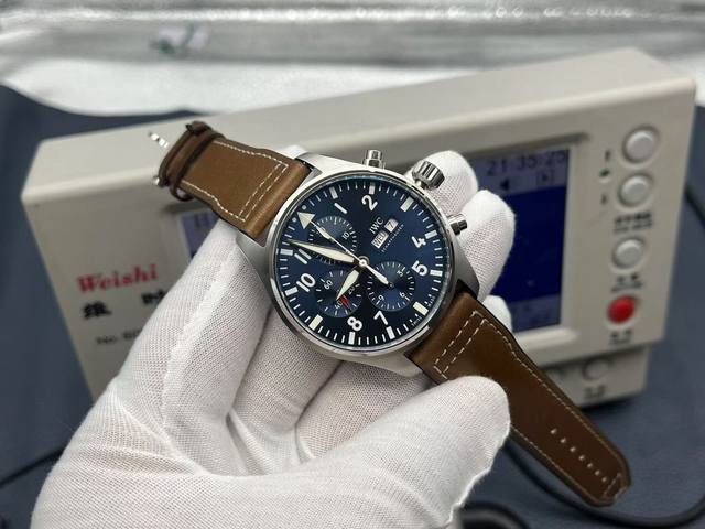 Zf Factory 经典臻品 升级V2版 驰骋高空 分秒必“真” Zf万.国Iwc3777飞行员计时系列，机芯同步原装，表针尾部微微弯曲，双面防眩晕蓝色镀膜。