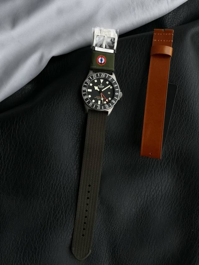 Br帝陀領潛型Fxd-格林治款 100%採購同原版一樣的瑞士X1材料；重本打造超級生猛夜光． 丹东特別眷顧的最新生产线產出的高品质Gmt機芯； 帝舵Gmt- 業