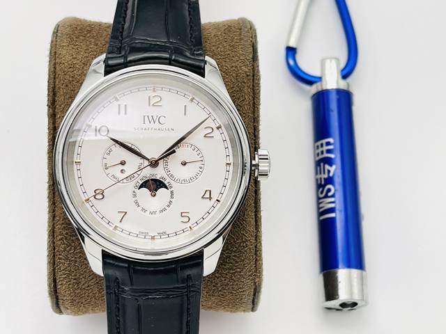 Iws Factory 墙裂推荐 V2升级版 葡萄牙系列真万年历，界第一支万年历，采用进口大精工作为基础机芯升级为82650机芯副本，不但实现了万年历大部分功能