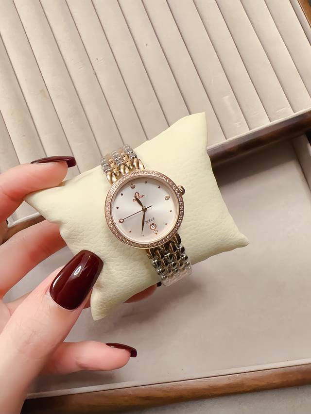 白光 金+20钻30 升级版Omega -欧米茄典雅系列 卓越的惊艳亮相，将华贵珠宝的优雅魅力与卓越时计的精准技术完美结合“露珠”连结成一条光华夺目的表链，流畅