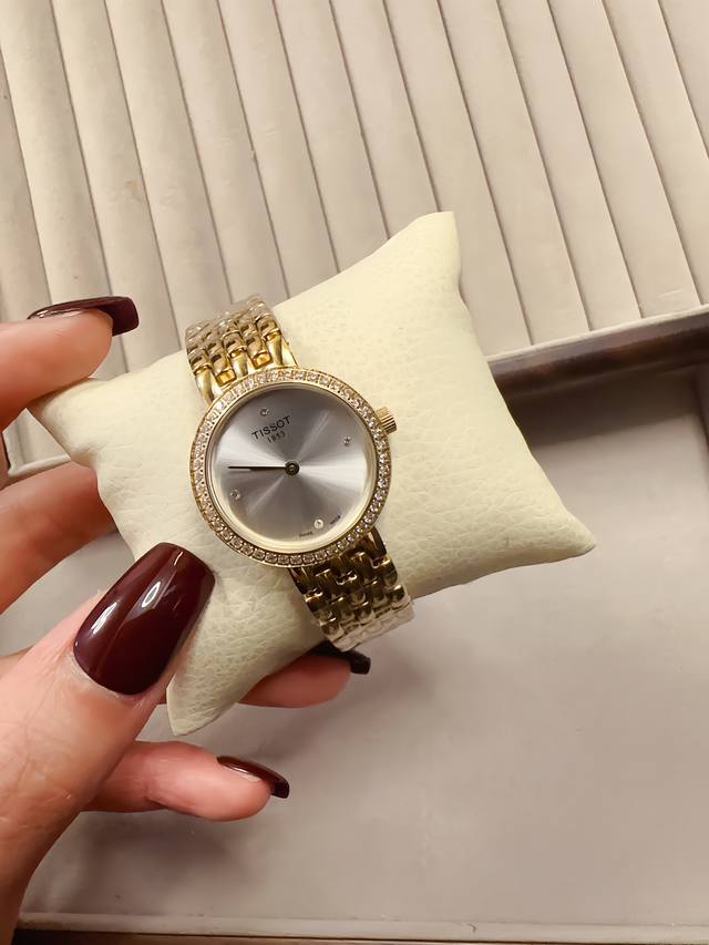枚+20钻+30 2025年独家新款！ 天梭小可爱系列石英女表，该系列腕表绚丽夺目，以小巧华丽的女性化圆形表壳彰显华贵。表带可作为首饰宽松的进行佩戴，令您闪耀迷