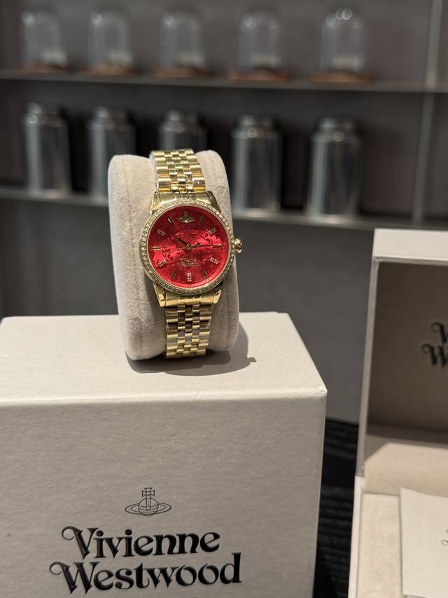 西太后Vivienne Westwood Vv327｜叛逆时光，优雅绽放 标志性土星环扣住星辰，珍珠母贝表盘流淌银河 Vv327不是时计，是你腕间的英伦宣言。冷
