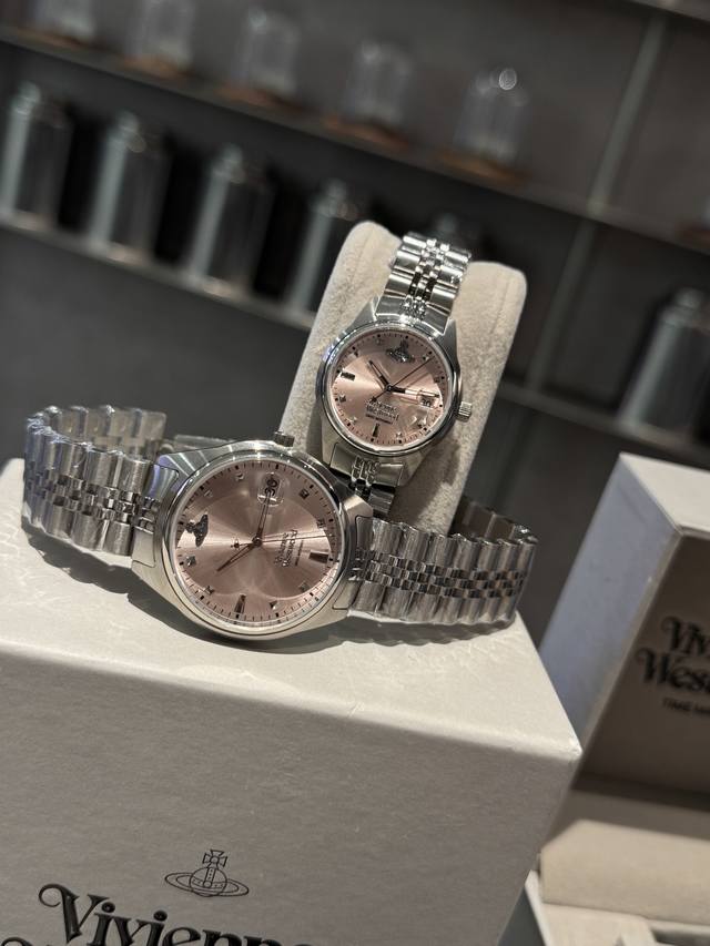 Vivienne Westwood微微安西太后女款石英表，Vv311 粉色放射纹表盘搭配简约三针柳钉时标，12时位土星标识，3时位可视日期窗方便日常读时，任由挑