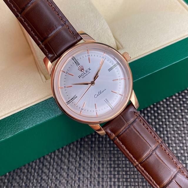 劳力士切利尼银色表盘，黑色牛皮。M50505劳力士切利尼“最新版牛货39Mm， 三码合一扫描二维码即可入网查阅配置信息 劳力士切利尼堪称经典腕表的典范，不论是功