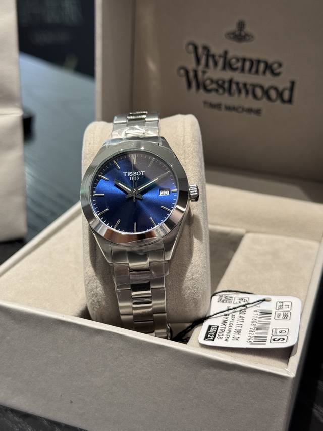 作为该品牌最具代表性设计产品，简单优雅的设计深受消费者喜爱，316精钢材质。进口石英机芯 稳定性毋庸置疑，盘面间精美的巴黎钉纹饰，精致美观 尺寸男40Mm女34