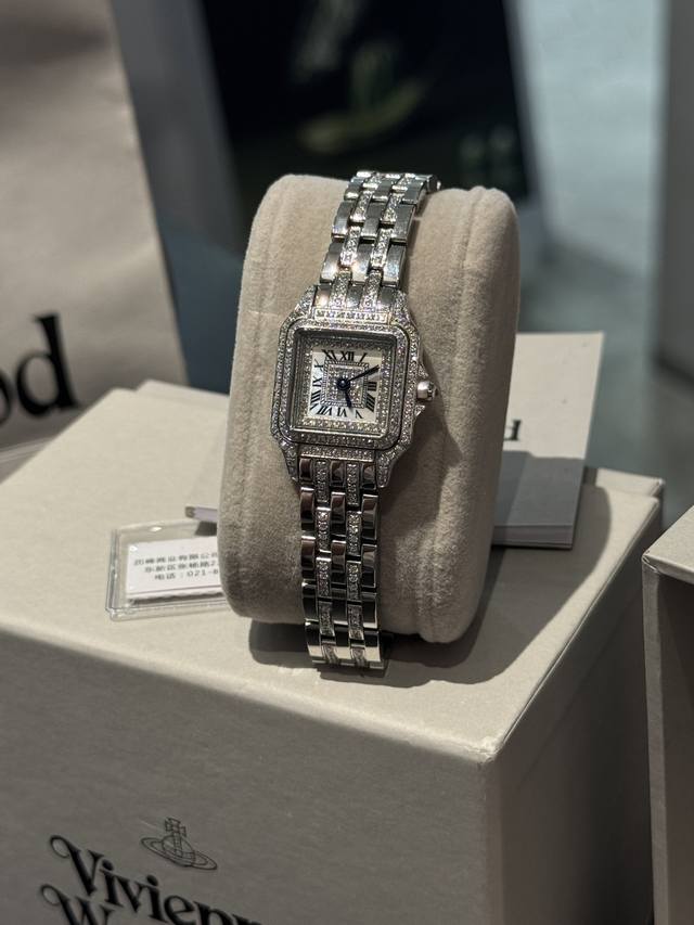 外圈钻白壳 金壳 卡地亚 日本中古珠宝展 猎豹 定制满钻贝壳面 panthèRe De Cartier猎豹所传达的美学风格。表壳一体成型，搭配进口石英机芯，31