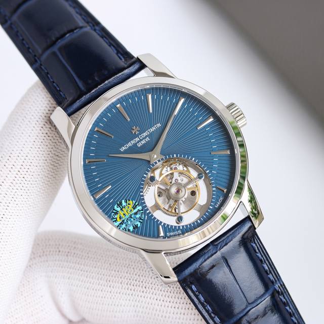 统一价： 江诗丹顿全新Traditionnelle传袭系列陀飞轮腕表，经典设计焕然一新，展现出制表传统与现代美学的和谐相融，迷人的深绿色旭日纹表盘，搭配白金材质