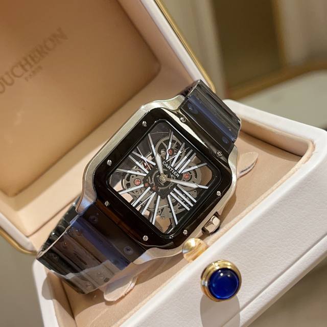 金黑 390 卡地亚山度士镂空系列 表径：39.8毫米 机芯：日本石英机芯 表盘颜色：镂空 表盘形状：方形 Sku：黑色 银色银圈 银色玫圈 银色金圈，银色金圈