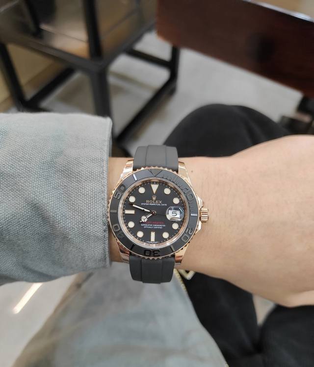 劳力士 系列:游艇名仕系列 型号:116655 材质:18K玫瑰金 镜面:蓝宝石玻璃 表盖:密底 表扣:折叠扣 表径:40Mm 机芯类型:自动机械机芯 成色:9