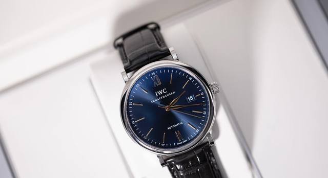 万国表 Iwc 作为瑞士制表业的佼佼者，其柏涛菲诺系列 portofino 自1984年推出以来，便以其经典的设计和卓越的工艺赢得了无数钟表爱好者的青睐。今天，