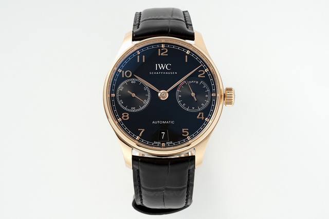 Zf 葡萄牙系列7天动能机械腕表 型号Iw500713。葡萄牙系列诞生于20世纪30年代，设计堪称典范，不仅尺寸醒目，更饰有简约的阿拉伯数字时标，纤细的柳叶形指