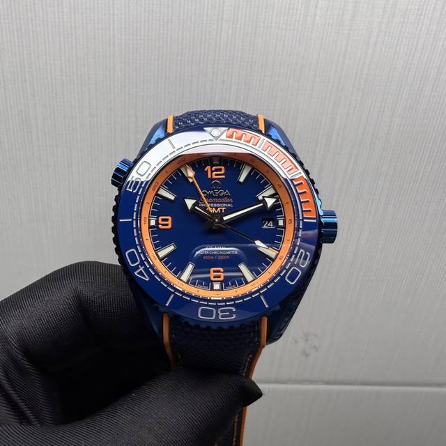 欧米茄-海马 米 Gmt经典王炸！不仅能潜水还能环球飞行更是日常通勤中的隐奢担当！表径45.5Mm。质感炸裂，原装8906自动机芯，双T避震！双时区Gmt｜60