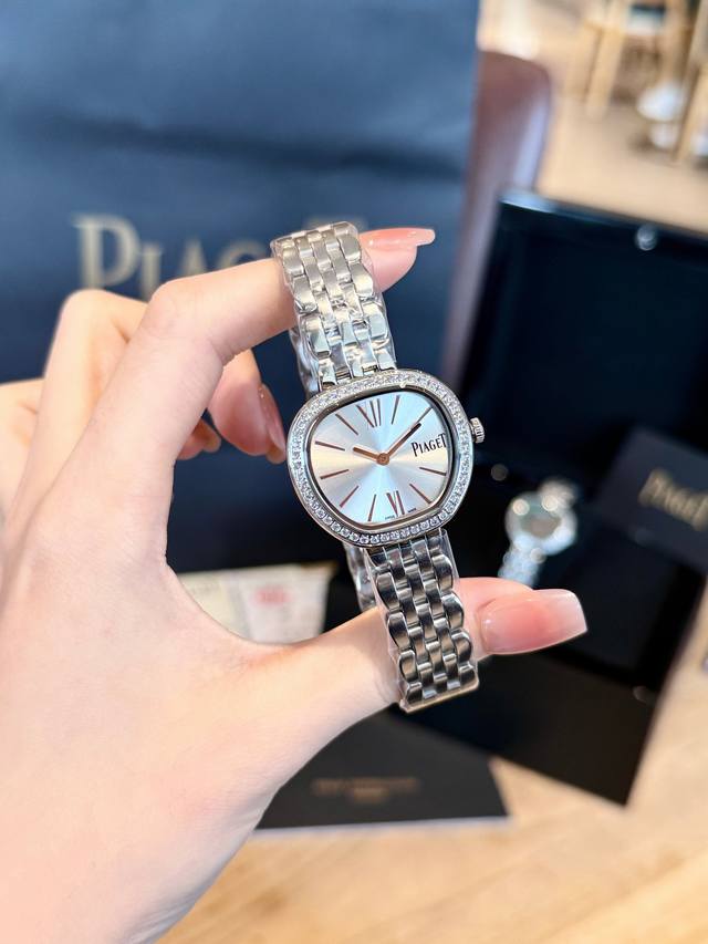 伯爵最新款Sixtie 鎏金悦影系列,全智贤同系列腕表 -Sixtie系列腕表 -直径29毫米,精钢梯形表壳 -镶饰51颗明亮式切割美钻 约0.52克拉 。 -