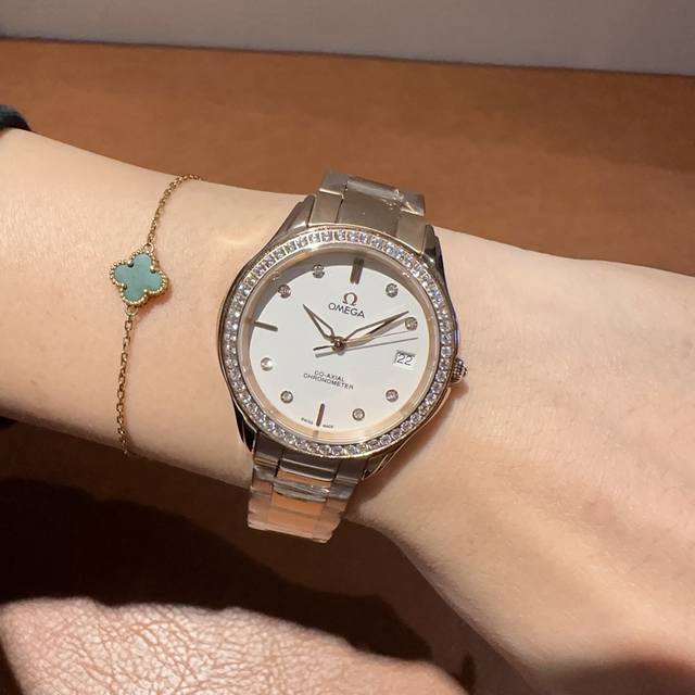 Omega Omega 欧米茄爆款， 热销款，热尺寸：33Mm ，厚度：13Mm认真的推荐这款火爆的女款，任何场合必备，特别气质！ 重要场合必备，专柜超好卖的款