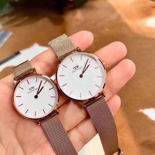 原单Dw全新推出简约时尚手表，表盘充满现代感，结合经典Classic简洁精致的设计造型，腕间时尚的再定义 尺寸40Mm 36Mm 32Mm 28Mm