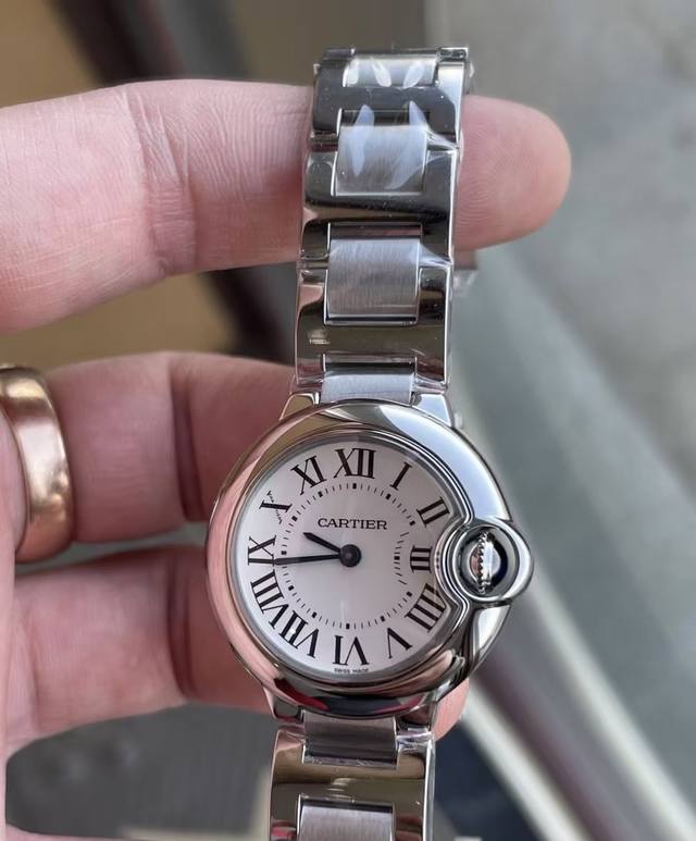 卡地亚蓝气球系列石英女表 28毫米表盘 白色磨砂盘面 黑色经典古罗马刻度 淬火烤蓝指针 鱼眼蓝宝石镜面 搭载卡地亚Cal.057瑞士原装石英机芯 2025年03