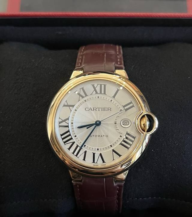 卡地亚蓝气球系列型号:W6900551机械男表，42表经，表壳18K黄金，42毫米表径，白盘罗马刻度，蓝宝石水晶玻璃，折叠扣鳄鱼皮表带，查码可申请8年延保，公价