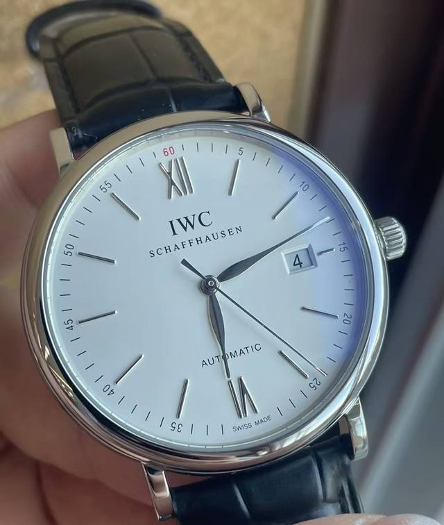 万国柏涛菲诺系列机械全自动男表 俗称红60 超大号40毫米大表盘 白色盘面 柳叶指针刻度 带日历显示 蓝宝石镜面 搭载万国Cal.35111机芯 底盖+机芯七位