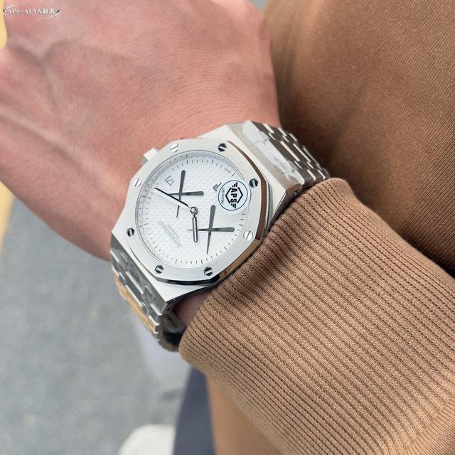 Kaws联名 升级V2版本 械男士腕表 搭载性能稳定的9015改Cal.4302机芯 超级蓝宝石玻璃 更加的耐磨防刮 超强夜光显示 每颗字面钉都是进口日本单独加