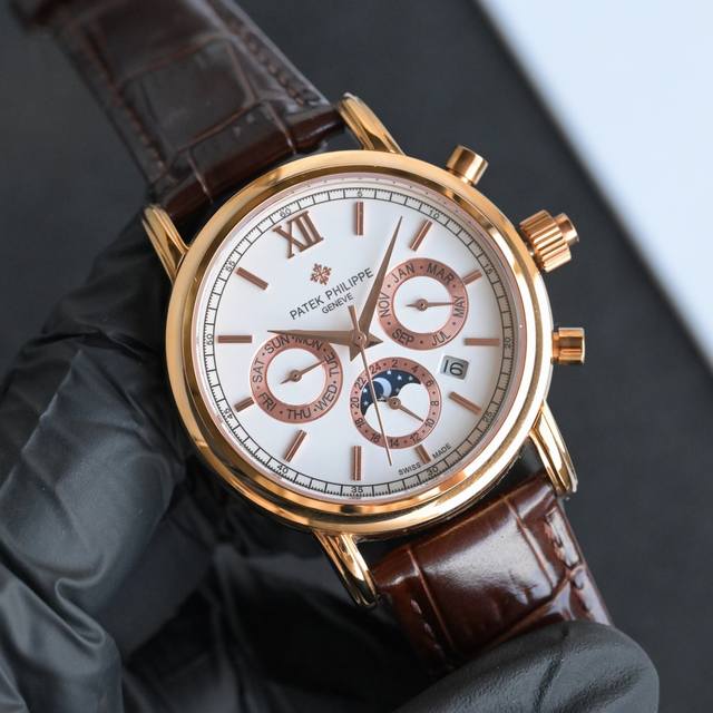 白 金 百达翡丽patek philippe复杂功能系列-纯手工-雕花腕表-惊艳登场，42毫米的表径适配大众男性手寸，非常商务可亦休闲。整表表壳手工雕刻花纹，视