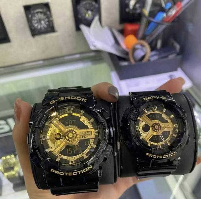 卡西欧 表盘直径大号53Mm，#G-Shock回头率爆表，那机芯绝对是进口，表带树脂的，防震度极高，三度防水而且防磁，指南针，秒表 精确到11000秒 温度计，