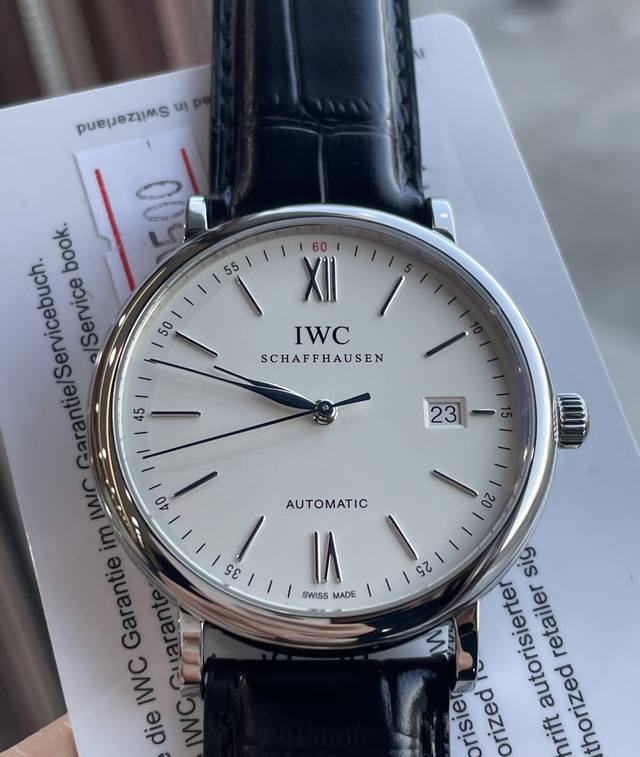 万国柏涛菲诺系列机械全自动男表 40毫米大表盘 非常干净的白色盘面 柳叶精钢指针刻度 带日历显示 蓝宝石镜面 搭载万国Cal.35111机芯 底盖+机芯七位钢印