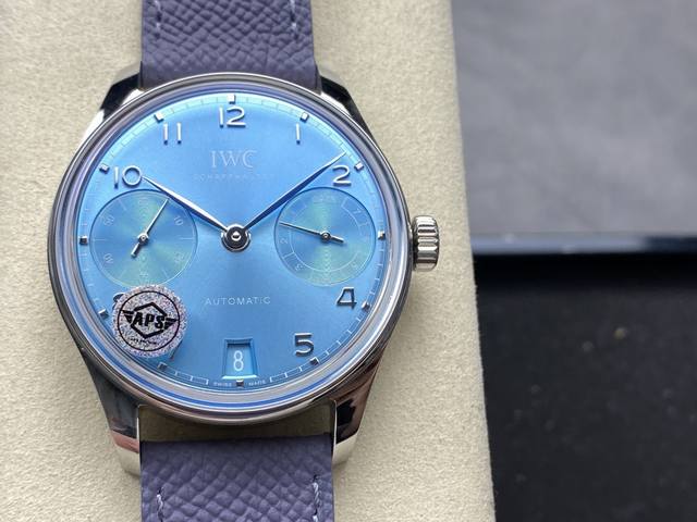 Aps 全新万国葡萄牙七日链，新葡七大表径相匹配的阿拉伯数字时标与柳叶指针同时也成为了葡萄牙系列不可获缺的Dna。更多的则是葡七全方位的细节升级。而它们中带给我