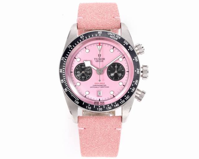 T新品帝舵 Tudor Black Bay Chrono系列是一款融合潜水表传统与赛车计时功能的混合型腕表，以其复古美学与现代技术著称。以下是该系列的主要特点及