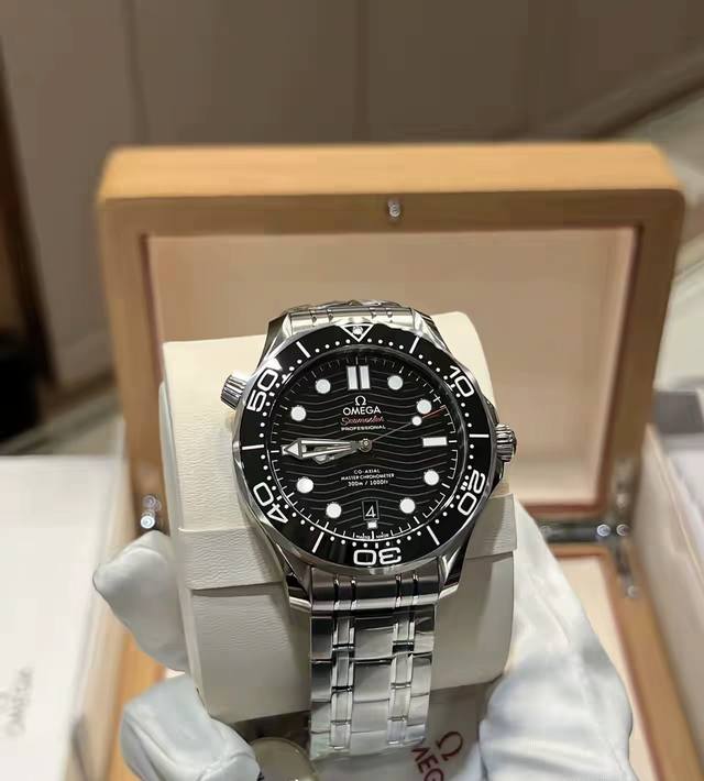 哈喽 Hello~哈喽哈喽~这里是手表玩家集结号！ 友友们，还有不久我弟就要毕业了 我准备给他准备个毕业礼物来给他的毕业增添一分仪式感～ 我看来看去还是觉得送男