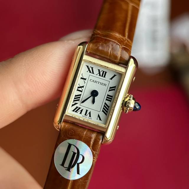 小小的，轻装上阵，让每一分每一秒都充满优雅与自信的魅力。 Tank Louis Cartier迷你小尺寸款腕表以 24 16.5Mm X 6.2Mm的表盘尺寸，