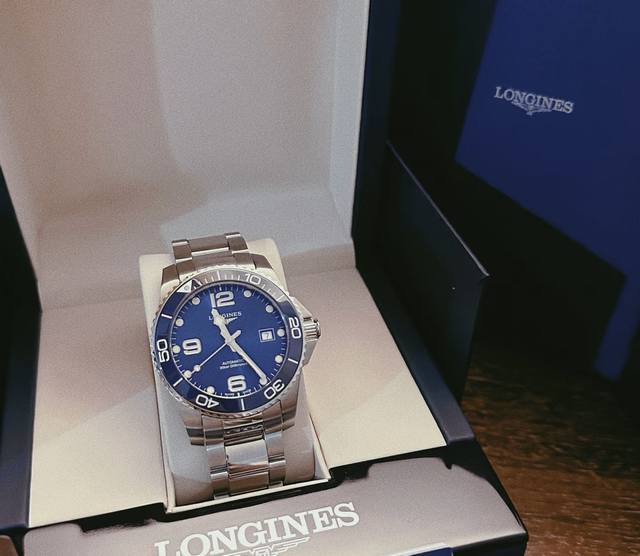 新年买新表，老婆送人生第一块表。 男人三十而立，不得要饰品装饰一下自己嘛。男人无非就是包包、手饰、打火机。然后就开始入表坑，一开始想海马300来着，但怕不习惯后