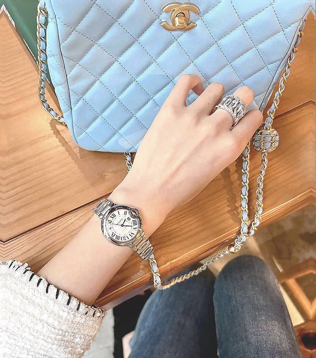 提起卡地亚腕表，脑海中首先浮现的便是“蓝气球”系列。♀ 这个系列的灵感，源自于人类对飞行的憧憬与探索：1783年，蒙特哥菲尔兄弟放飞的蓝色热气球，标志着人类首次