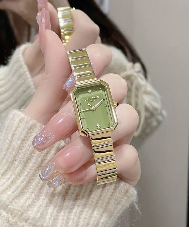 秋冬不经意展现出的美！全靠这支小手表 那种抬手间不经意闪烁一下的感觉 还得看Lola Rose的方糖小绿表