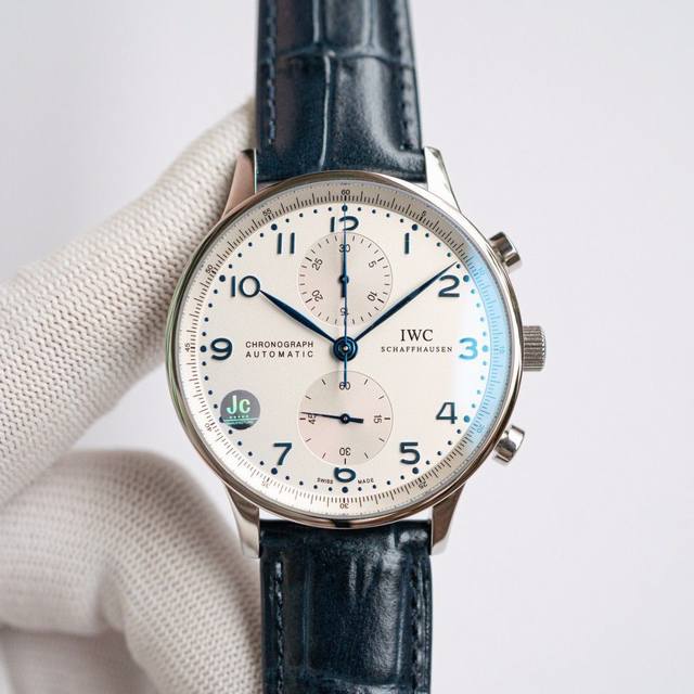 超级葡计终结者，最强升级新品超级万国Iwc葡计V2终极版正式上线，搭载定制C.69355机芯，完美诠释腕表功能！相对V1版本做出几处调整。 1 表壳升级 重新调