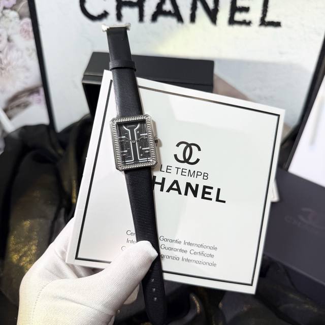 白壳 金 小香最最新款来了香奈儿的套装你不可能天天穿在身上，但！ 今天这款腕表，可以天天戴在手上～ 今天这款Boyfriend系列，是来自日内瓦钟表展的参展最近