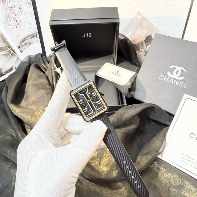 白壳 黑金 小香最最新款来了香奈儿的套装你不可能天天穿在身上，但！ 今天这款腕表，可以天天戴在手上～ 今天这款Boyfriend系列，是来自日内瓦钟表展的参展最